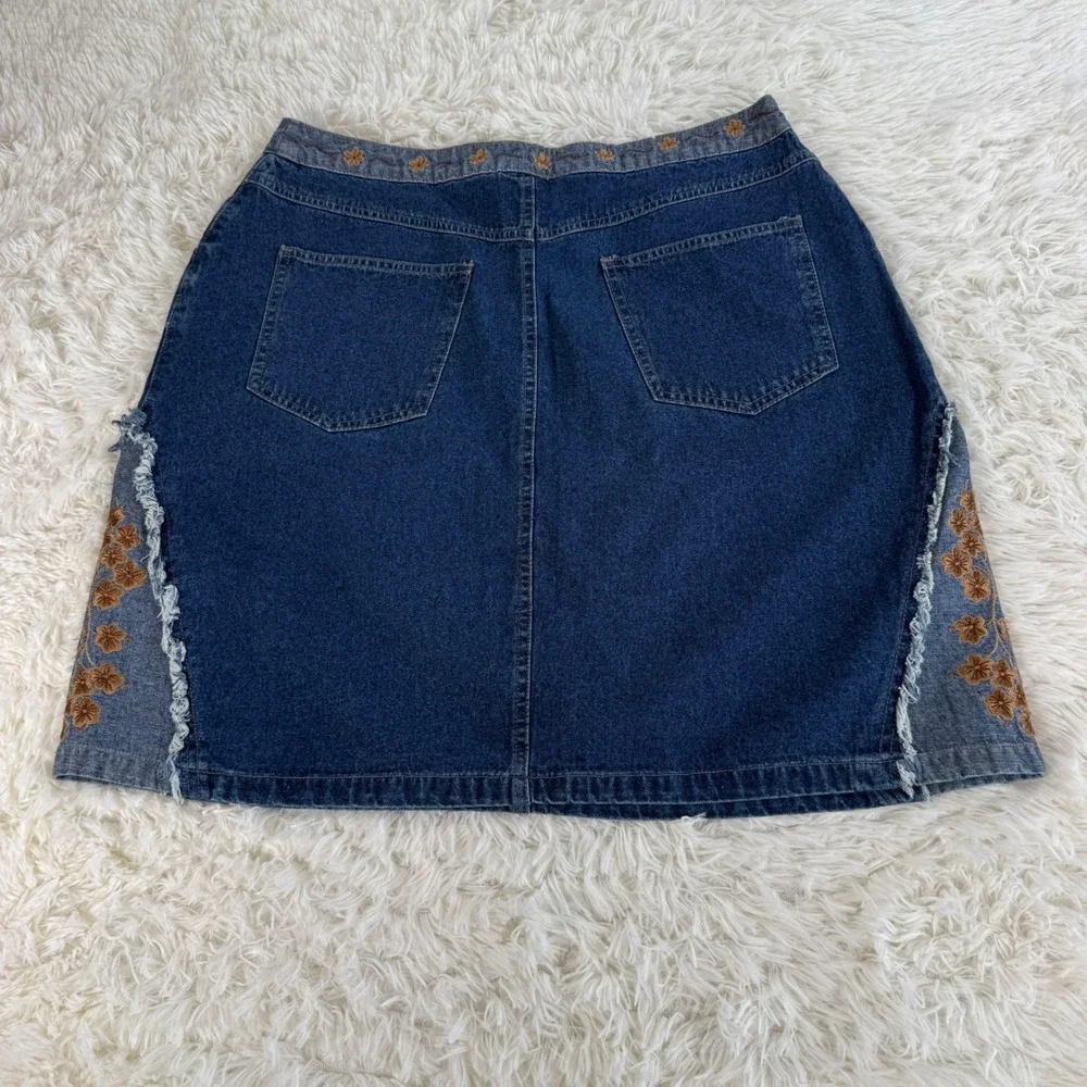 Vintage J.L. NY Floral Embroidered Denim Skirt Blue Medium Wash‎ Raw Hem Mini - Picture 3 of 10